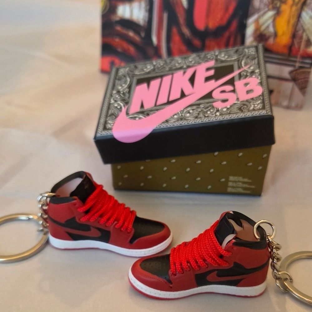Nike Keychain Men OS Red Excellent Condition Jordan 1 Bred Mini Sneaker 2pk